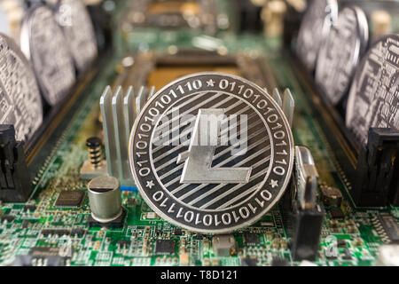 Litecoin close-up sul computer una scheda madre del circuito come una tecnologia blockchain rete di pagamento. Digital cryptocurrency concetto e minerario. Foto Stock