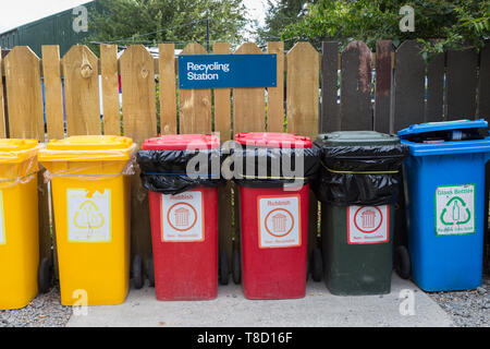 Cassonetti per il riciclaggio in un campeggio Foto Stock