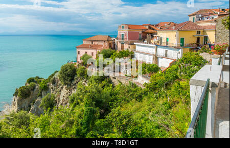 Vista panoramica in Agropoli con il mare sullo sfondo. Cilento, Campania, Italia meridionale. Foto Stock