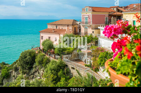 Vista panoramica in Agropoli con il mare sullo sfondo. Cilento, Campania, Italia meridionale. Foto Stock