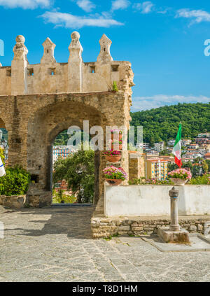 Vista panoramica in Agropoli con il mare sullo sfondo. Cilento, Campania, Italia meridionale. Foto Stock