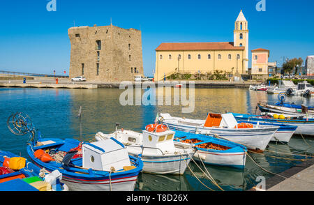 Scenic vista la mattina nel porto di Acciaroli. Cilento, Campania, Italia meridionale. Foto Stock