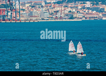 Lisbona, Portogallo - 03 Aprile 2010: barche a vela in mare blu sul paesaggio urbano. In barca a vela sulla giornata di sole. Mare campionato di vela. Regata e yacht della vela sportiva. Viaggia in acqua con l'avventura. Foto Stock