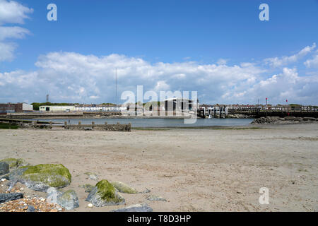 Shoreham dal mare, Susses, Regno Unito - una bellissima spiaggia cittadina inglese in una giornata di sole Foto Stock