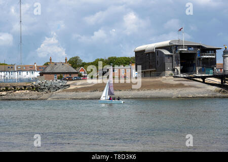 Shoreham dal mare, Susses, Regno Unito - una bellissima spiaggia cittadina inglese in una giornata di sole Foto Stock