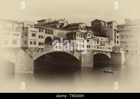 Il Ponte Vecchio, una pietra medievali chiuso-spandrel arco ponte sopra il fiume Arno a Firenze, nota per aventi ancora negozi costruiti Foto Stock