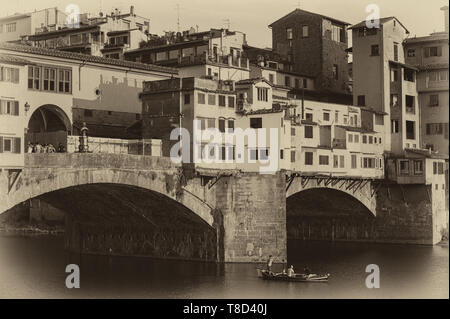 Il Ponte Vecchio, una pietra medievali chiuso-spandrel arco ponte sopra il fiume Arno a Firenze, nota per aventi ancora negozi costruiti Foto Stock