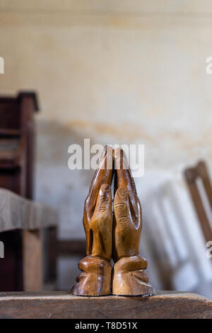 Pregando mani di legno all'interno di San Giovanni Battista a cura di TDC, una chiesa ridondante in alto Eldon, Hampshire, Inghilterra, Regno Unito Foto Stock