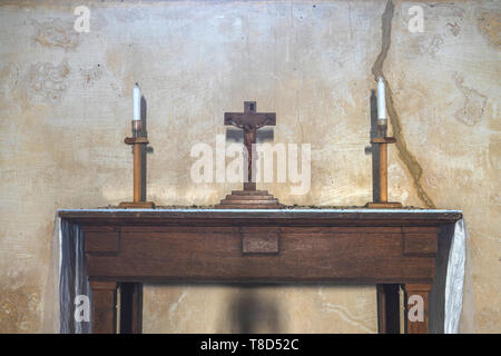 Croce su un antico altare all'interno di San Giovanni Battista a cura di TDC, una chiesa ridondante in alto Eldon, Hampshire, Inghilterra, Regno Unito Foto Stock