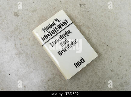 Una copia del classico romanzo 'Erniedrigte und Beleidigte' dall autore russo Fjodor Dostojewski (umiliati e insultati da Fëdor Dostoevskij) Foto Stock