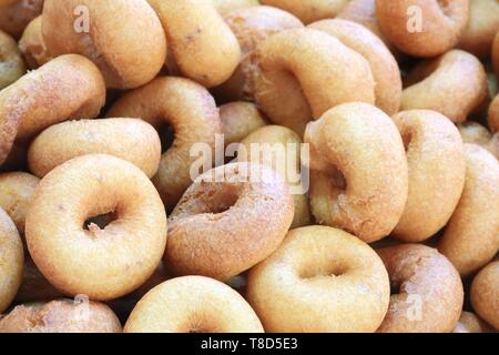 Spagna Isole Canarie, Tenerife, provincia di Santa Cruz de Tenerife, a Buenavista del Norte, El Aderno panificio, arrosto di ciambelle di huevos (farina di grano, latte, uova, lievito, massa di anice e cannella) Foto Stock