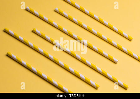Composizione geometrica del giallo listati bastoni sullo sfondo giallo.esercizi per il cervello, la mente Foto Stock