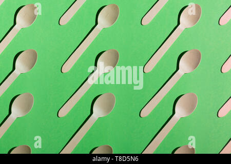 Modello senza giunture dai cucchiai isolato su sfondo verde, raccolta , concetto hobby Foto Stock