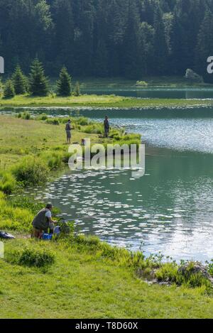 Francia, Ain, Oyonnax, Lago Genin, un gioiello naturale nella città di Charix nelle montagne del Giura Foto Stock