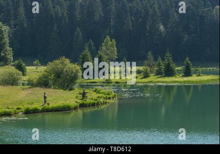 Francia, Ain, Oyonnax, Lago Genin, un gioiello naturale nella città di Charix nelle montagne del Giura Foto Stock