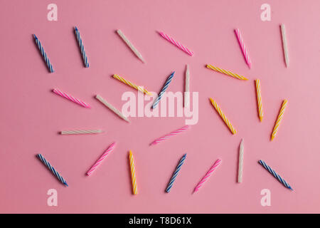 Modello senza giunture di molte candele isolato su sfondo blu. partito disordinato tabella Foto Stock