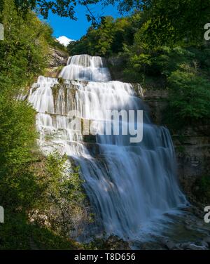 Francia, Giura, Frasnois, la cascata della gamma sul torrente di Herisson Foto Stock