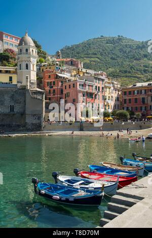 In Italia, la Liguria Cinque Terre, pesca il porto e la spiaggia del villaggio di Vernazza classificata patrimonio mondiale dall' Unesco Foto Stock