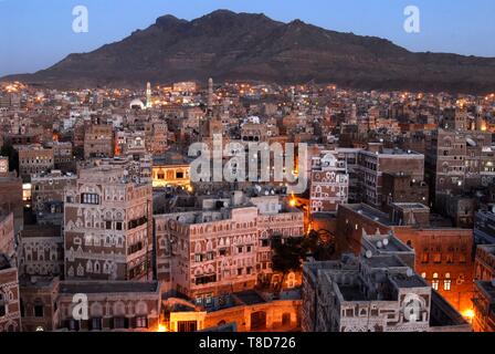 Yemen, Sana&#x2bd;un Governatorato, Sanaa, Città Vecchia, classificato come patrimonio mondiale dall'UNESCO, la città di notte Foto Stock