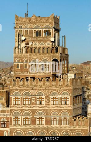 Yemen, Sana&#x2bd;un Governatorato, Sanaa, Città Vecchia, classificato come patrimonio mondiale dall' UNESCO, architettura tipica della città vecchia, tramonto Foto Stock