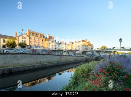 Francia, Ille et Vilaine, Redon, il Nantes a Brest canal attraversando la città Foto Stock