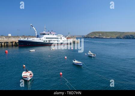 Francia, Finisterre, Ouessant la porta con la nave Fromveur II della compagnia di navigazione Penn ar Bed Foto Stock