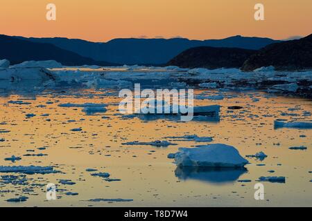 La Groenlandia, west coast, baia di Disko, Iceberg nella baia di Quervain al crepuscolo Foto Stock