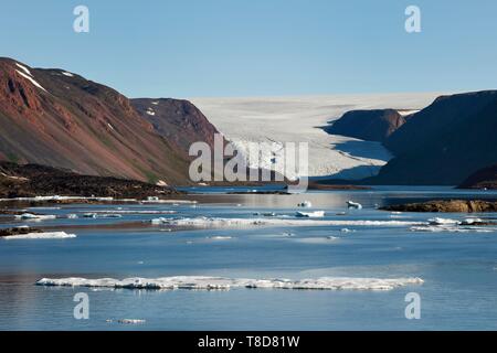 La Groenlandia, North West Coast, Smith sound a nord della baia di Baffin, Inglefield Land, sito di Etah nel fiordo Foulke, oggi abbandonati camp Inuit che è servito come base per numerose spedizioni polari, Fratello Giovanni del ghiacciaio e la calotta di ghiaccio in background Foto Stock