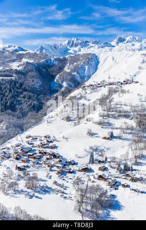 Francia, Savoie, Les Avanchers con le frazioni di Villaret e Quarante piani, massiccio della Vanoise, Valle Tarentaise, vista del massiccio di La Lauziere e il Grand Pic de la Lauziere (2829m), (vista aerea) Foto Stock