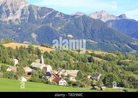 Francia, Hautes Alpes, Champsaur, Saint Michel Chaillol e la sua Saint Pierre chiesa Foto Stock