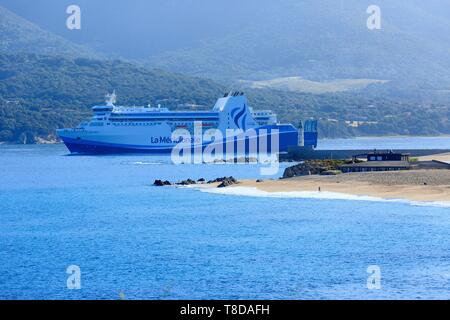 Francia, Corse du Sud, Propriano, Spiaggia del Lido e del faro in background, La meridionale di partenza dei traghetti Foto Stock