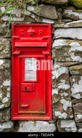 Vecchio British Royal Mail GR VI Ghisa Wall Post Box. Integrato in una parete di pietra. Postbox rurale. Foto Stock