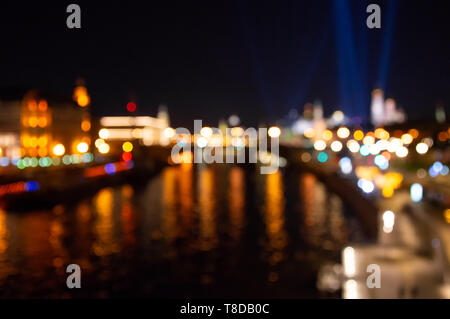 Abstract luci della città sullo sfondo. Sfocati sullo sfondo urbano di notte. Bokeh variopinto Foto Stock