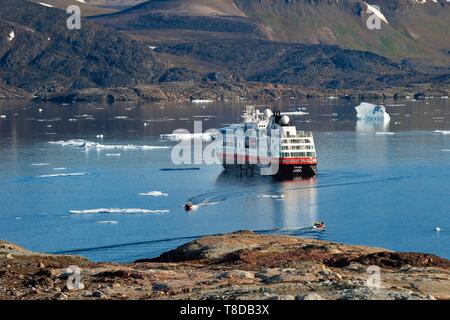 La Groenlandia, North West Coast, Smith sound a nord della baia di Baffin, Inglefield Land, sito di Etah, oggi abbandonati camp Inuit che è servito come base per numerose spedizioni polari, MS Fram brocca nave da Hurtigruten all'ancora nel fiordo Foulke Foto Stock