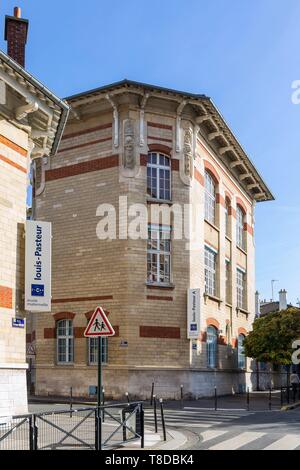 Francia, Hauts de Seine, Clichy, Louis Pasteur gruppo scolastico, Rue Ferdinand Buisson Foto Stock