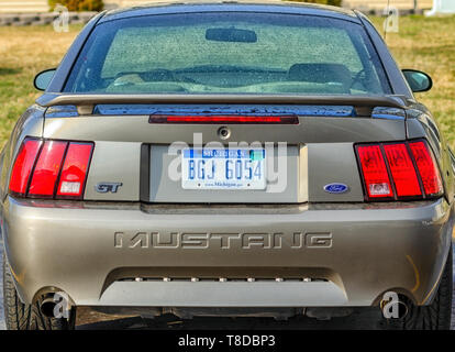 Un profilo posteriore / paraurti posteriore di un 2001 Ford Mustang GT Coupé. Piccole gocce di acqua coprire il corpo della vettura sportiva dopo un temporale estivo. Foto Stock