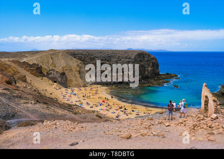 Lanzarote isole Canarie - Aprile 24, 2019: persone presso la bella spiaggia di Playa de Papagayo in Lanzarote, Spagna. Foto Stock