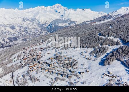 Francia, Savoie, massiccio della Vanoise, valle della Haute Tarentaise, Peisey-Nancroix, Peisey-Vallandry, parte dell'area di Paradiski, la vista del Monte Bianco (4810m), Les Arcs e Bourg-Saint-Maurice (vista aerea) Foto Stock