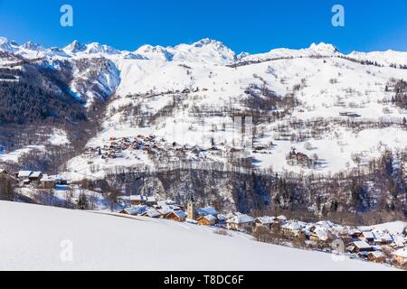 Francia, Savoie, Les Avanchers, Valle Tarentaise, massiccio della Vanoise, vista del massiccio di La LauziÞre e le frazioni di Quarante piani e Le Meiller Foto Stock