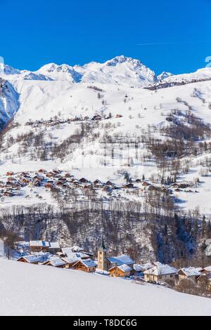 Francia, Savoie, Les Avanchers, Valle Tarentaise, massiccio della Vanoise, vista del massiccio di La LauziÞre e le frazioni di Quarante piani e Le Meiller Foto Stock