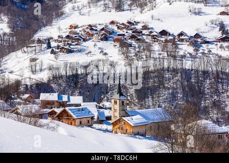 Francia, Savoie, Les Avanchers, Valle Tarentaise, massiccio della Vanoise, vista del massiccio di La LauziÞre e la frazione di Le Meiller Foto Stock