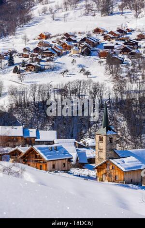 Francia, Savoie, Les Avanchers, Valle Tarentaise, massiccio della Vanoise, vista del massiccio di La LauziÞre e la frazione di Le Meiller Foto Stock