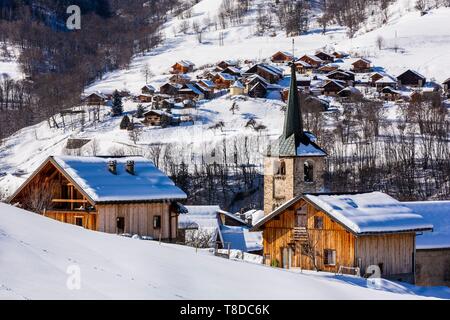 Francia, Savoie, Les Avanchers, Valle Tarentaise, massiccio della Vanoise, vista del massiccio di La LauziÞre e la frazione di Le Meiller Foto Stock