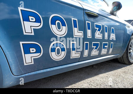 L'italiano Sudtirol auto della polizia, utilizzato nella narrativa italiana: un passo dal cielo Foto Stock