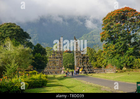 Tradizionale gate indù. Il Candi Bentar, Bedugul a Bali, Indonesia. Ingresso al tempio indù. Il Candi Bentar gate Foto Stock