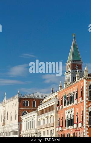 L'Italia, Veneto, Venezia elencati come patrimonio mondiale dall'UNESCO, la zona di San Marco, il Danieli Hotel ex Palazzo Dandolo sulla Schiavoni wharf, Palazzo Ducale (Dodge palace) San Marco e Campanile di San Marco (Piazza San Marco) Foto Stock