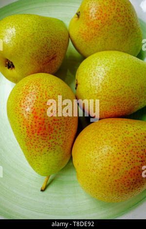 Pere mature in un piatto Foto Stock
