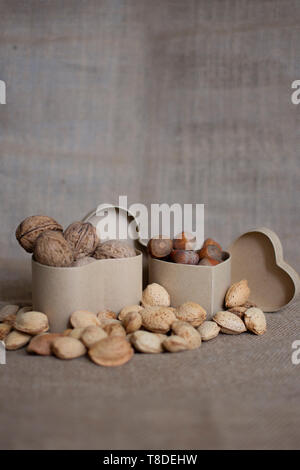 Dieta mediterranea. Cholesteerol migliorare la dieta. Alimenti sani per il cuore. Noci sane. Foto Stock