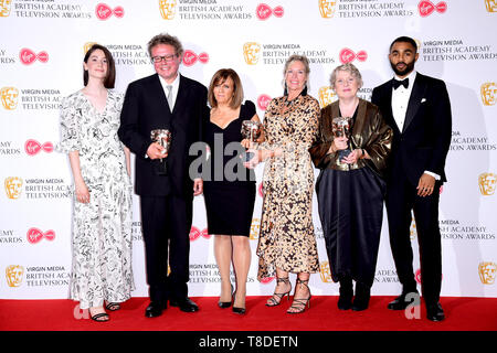 Victoria Mappleback, Amanda Murphy, Sally Angelo e Adam Gee in sala stampa dopo aver vinto il premio per il miglior corto dal programma con i presentatori Charly Clive e Anthony Welsh alla Virgin Media TV BAFTA awards, tenutasi presso la Royal Festival Hall di Londra. Foto Stock