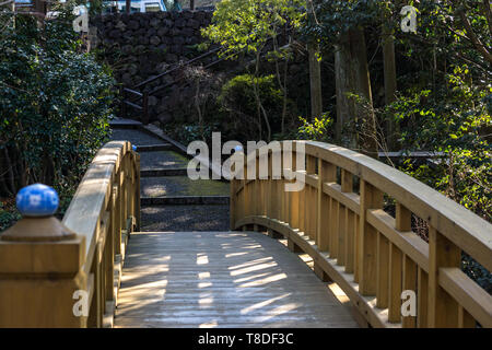 tradizionale ponte giapponese in legno in un giardino Foto Stock